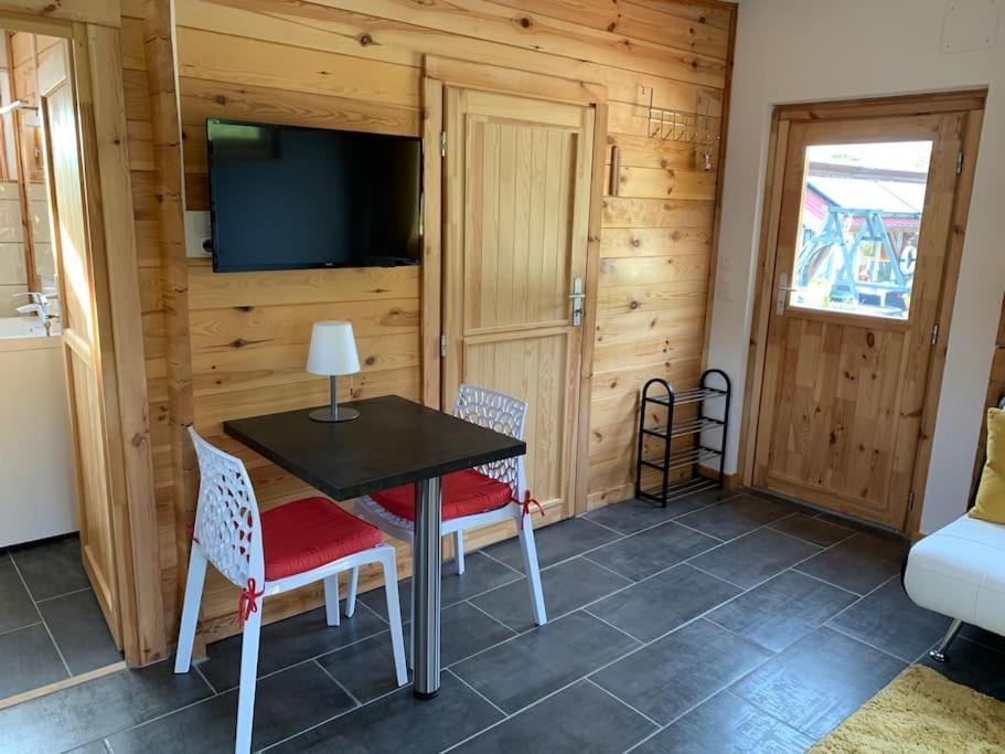 Chalet 2 Personnes Avec Jacuzzi Et Piscine Saisonniere Partagee Corcieux Ngoại thất bức ảnh