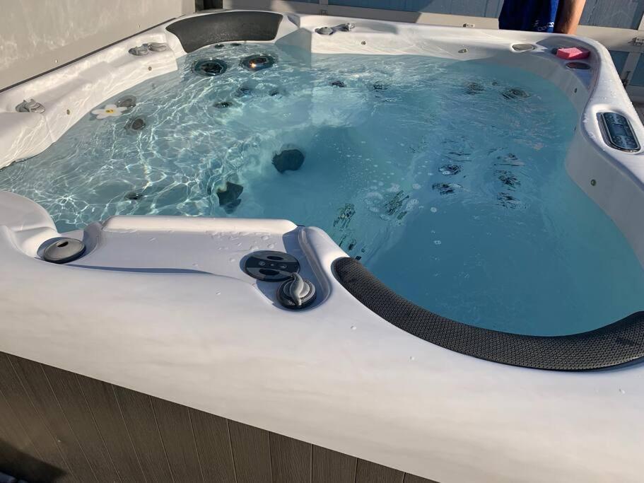 Chalet 2 Personnes Avec Jacuzzi Et Piscine Saisonniere Partagee Corcieux Ngoại thất bức ảnh