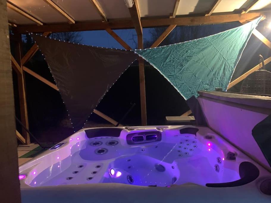 Chalet 2 Personnes Avec Jacuzzi Et Piscine Saisonniere Partagee Corcieux Ngoại thất bức ảnh