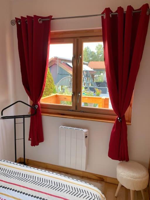 Chalet 2 Personnes Avec Jacuzzi Et Piscine Saisonniere Partagee Corcieux Ngoại thất bức ảnh