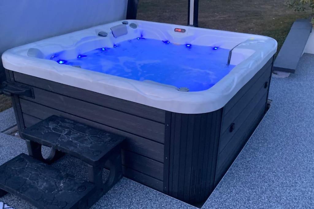 Chalet 2 Personnes Avec Jacuzzi Et Piscine Saisonniere Partagee Corcieux Ngoại thất bức ảnh